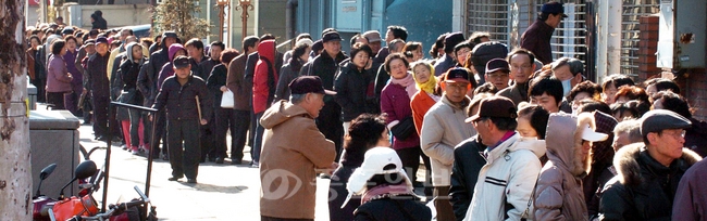 ▲ 6개월간 영업정지 처분을 받은 대전상호저축은행의 예금자들에 대한 가지급금 신청이 시작된 2일, 대전시 중구 선화동 대전상호저축은행 앞에 아침부터 예금자들이 몰려 길게 줄지어서 북새통을 이루고 있다./이민희 기자 photomin@