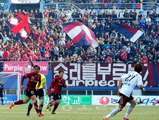 ▲ 2011 현대오일뱅크 K리그 대전시티즌과 FC서울의 홈개막전이 열린 12일 대전월드컵경기장에서 힘찬 응원과 함께 경기가 시작되고 있다. /손인중 기자