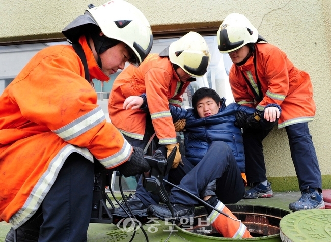 ▲ 119구조대 일본파견을 앞두고 15일 오전 법동에 위치한 동부소방서에서 맨홀에 빠진 인명을 구출하는 훈련을 하고 있다./손인중 기자 dlswnd98@