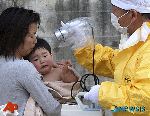 ▲방사능 검사받는 아이
<br />[니혼마쓰(일본)=AP/뉴시스】일본 북동부 지진 발생 나흘째인 14일 후쿠시마현 니혼마쓰에서 생후 1년된 어린아이가 방사능 오염 검사를 받고 있다. 