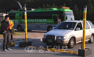 ▲ 한국원자력안전기술원은 일본에서 귀국하는 항공 탑승객의 방사선 오염 여부를 검사하기 위해 인천공항 내 2곳에 방사능 게이트를 설치한다고 밝혔다. 사진은 방사능게이트 자동차 시연모습.<사진제공=원자력안전기술원>