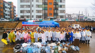 ▲ 보령시 동대동 소재 하나님의 교회(목사 김정선)는 보령 하상주차장에서 교인 등 270여명이 참여한 가운데 대천천 정화활동을 실시했다.