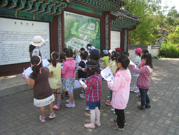 ▲ 금산동초등학교 학생들의 현충시설 견학 모습.