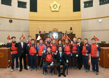 전북도의회 김호서 의장을 비록한 도의원 12명은 13일 대전·충남 시도의회를 방문해 LH본사 전북도 유치에 대한 관심과 성원을 호소했다.