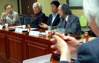 ▲ 제9호 이동훈 미술상 운영위원회가 14일 본사 4층 회의실에서 열려 운영위원들이 참석, 미술상 선정방법과 위원회 운영방안에 대해 논의하고 있다./이민희 기자