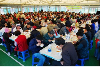 ▲ 동구다기능노인종합복지관은 14일 사회복지법인 대전가톨릭사회복지회의 복지관 수탁을 기념하는 개관기념식을 갖고 1000여명이 넘는 지역 노인들에게 다과와 식사를 대접하는 시간을 가졌다.