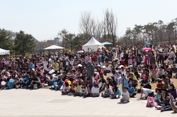 계룡장학재단이 주최한 '제2회 유림공원 사생대회'에 학생 등 4000여명이 참여, 그동안 갈고 닦은 그리기와 글짓기 실력을 겨뤘다.