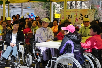 ▲ 대덕구장애인복지관(관장 이성호 신부)이 제31회 장애인의 날을 기념해 18일 복지관 앞마당에서 개최한 누리 봄 축제에 장애인 등 450여명이 참석했다. 