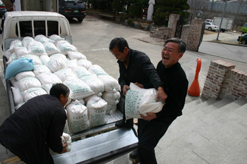 ▲ 천주교 법동성당은 부활절을 맞아 지난 23일 '부활절 제5회 사랑의 쌀 나눔행사'를 갖고 쌀 20㎏ 350포와 라면 250박스 등을 소외가정 240여 세대에 전달했다. 