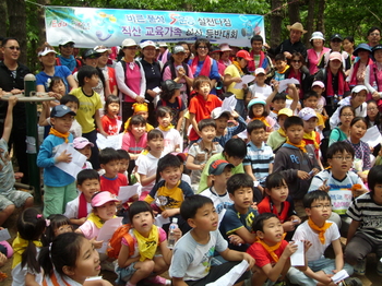 매주 토요일마다 실시하는 사제동행 성산등반 모습. 