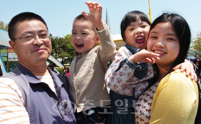 5일 엑스포과학공원의 다문화어린이축제장에서 만난 베트남 출신 한이슬씨 가족.