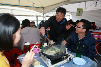 제3회 태안 몽산포항 주꾸미축제가 성공적으로 마무리됐다. 사진은 주꾸미 축제장을 찾은 관람객들의 모습.