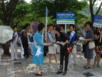 ▲ 원자력을 이해하는 대전시여성모임의 에너지절약 캠페인 모습. 