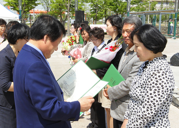 '가정의 날 및 부부의날' 기념행사에서 염홍철 대전시장이 건강가정과 부부문화 확산에 기여한 유공자 시상을 하고 있다.