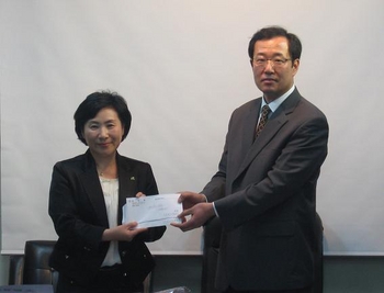 ▲ 충무회 이병관 회장<사진 오른쪽>이 대전복지관 유미 관장에게 저소득가정 자녀 장학금과 독거노인 후원금을 전달하고 있다. 
<br /> 