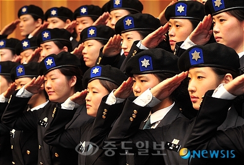 ▲ 지난해 12월10일 제217 숙명여대 학생군사교육단 창설식에서 학군사관(ROTC)후보생들이 경례를 하고 있다. 숙명여대 학군단은 첫 여성 학생군사교육단이다./사진제공=뉴시스
<br />
<br />