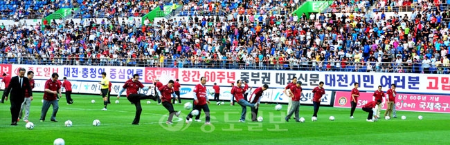 ▲제5회 이츠 대전 국제축구대회 대전시티즌과 콘사도레 삿포로의 경기가 5일 오후 대전월드컵경기장에서 열린 가운데 참석내빈들이 경기전 시축을 하고 있다./이민희 기자