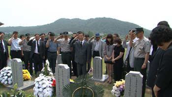 육군 3사관학교 16기 동기생과 가족 120여명이 현충일을 맞아 국립대전현충원에 안장된 순직 동기생들의 묘역을 참배하고 있다.