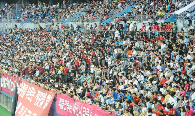 ▲ 관중석을 가득메운 관중들이 선수들에게 아낌없는 박수를 보내 축구의 붐을 조성하는 시간이 되었다.