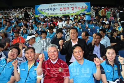 ▲ 금성백조주택 임직원 150여명은 지난 5일 제5회 잇츠 대전국제축구대회에서 대전시티즌을 응원하고 있다.