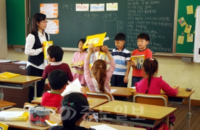 정보화교육, 특수교육, 교육자료전 등 지난해 우수학교에 선정된 천안성정초등학교는 올해 독서와 논술 교육을 강화해 교육가족의 만족도를 높이고 있다.
<br />  
<br />