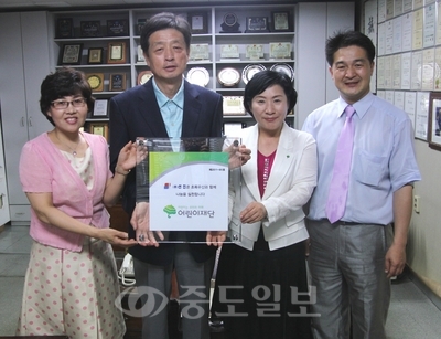 초록우산 어린이재단 대전지역본부는 8일 나눔을 실천하고 있는 지역사업장인 (주)선진, 대박수산, 오리사랑에 '초록우산 나눔현판'을 전달했다. 