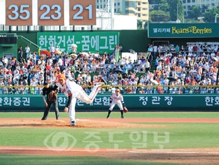 ▲ 휴일 마지막날인 19일 대전한밭야구장에서 열린 한화이글스와 두산베어스의 경기에서 전 좌석 매진을 기록한 가운데 선발투수 류현진이 역투하고 있다. /손인중 기자 dlswnd98@