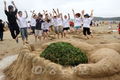 ▲ 내달 25일 태안군 남면 몽산포해수욕장에서 제9회 몽산포 국제모래조각 페스티벌이 열린다. 사진은 지난 대회의 모습.