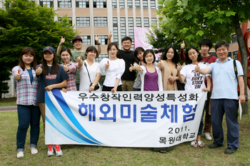 ▲ 목원대학교 미술대학 한국화 전공 교수들이 지난 23일 교내에서 한국화 전공 학부생과 대학원생 등 23명에게 해외미술 체험을 위한 장학금 1400만원을 전달한뒤 학생들과 함께 기념촬영을 하고 있다.