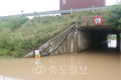 ▲ 비만 오면 상습적으로 침수되는 경부고속도 천안시 성거읍 삼곡리 암거통로의 배수를 위해 한국도로공사가 시공업체에 지시해 설치된 수중모터가 안전장치도 없이 아슬아슬하게 매달려 있다.