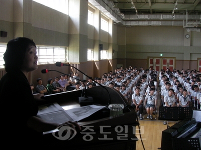 ▲ 조희진 대전지검 천안지청장은 지난 6일 월봉중학교에서 학생 19명에게 장학금을 전달하고 특별강연을 펼쳤다. 