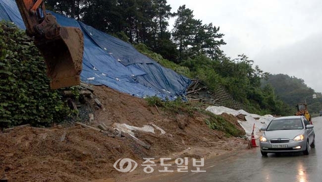 ▲ 12일 전국적으로 많은 비가 내리고 있는 가운데 계룡시 인근 도로에서 산사태가 발생, 차량들이 위험한 통행을 하고 있다./손인중 기자 dlswnd98@ 