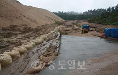 ▲ 부여군 장암면 지토리 611번 국도변에 쌓아 놓은 토사가 별다른 대비책 없이 방치돼 집중호우로 유실되는 등 피해가 발생했다.[사진제공=금강을 지키는 사람들]