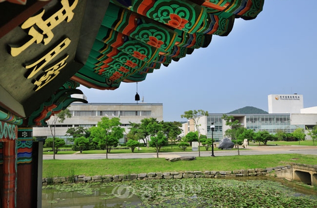 ▲ 한국전통문화학교의 여름. 아름다운 캠퍼스가 눈길을 끈다. ▲ 한국전통문화학교의 여름. 아름다운 캠퍼스가 눈길을 끈다.