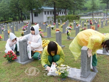 ▲ 대전현충원을 찾아 비석을 닦는 학생들.