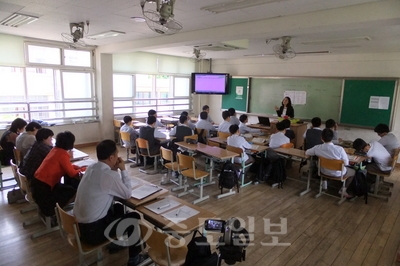 ▲ 학부모들이 대전중학교 공개수업을 참관하는 모습