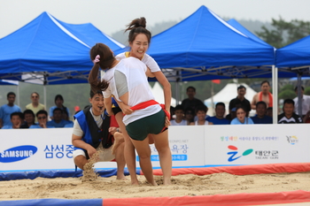 ▲ 24일 연포해수욕장에서 열린 제1회 서해안 해변축제 치어리더 씨름대회 모습.