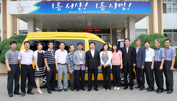 ▲ 서산시는 지난 22일 유상곤 시장과 위탁업체인 서산시교통약자이동지원센터 이주행 대표 등이 참석한 가운데 교통약자 콜승합차 차량 인도행사를 가졌다.