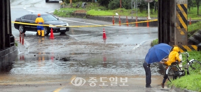 ▲ 대전·충남 지방에 갑작스럽게 많은 비가 내린 가운데 9일 논산시 가야곡면의 한 굴다리가 침수돼 관계자들이 차량통제를 하고 있다. /논산=손인중 기자 dlswnd98@