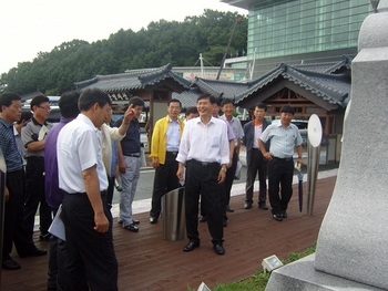 ▲ 박동철 군수를 비롯한 군 공무원 간부들이 관계자로부터 초대형 인삼주병에 대한 설명을 듣고 있다.