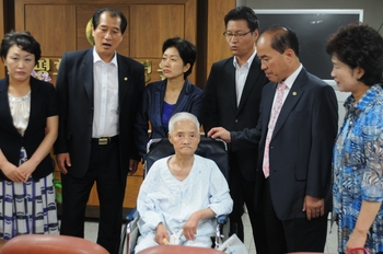 대전시 동구의회는 17일 일본군 위안부 피해자이자 지병을 앓고 있는 김오순 할머니를 위문했다.