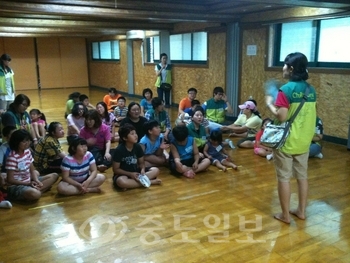 ▲ 초록우산 어린이재단 대전종합사회복지관은 여름방학을 맞아 장애아동을 대상으로 17~18일 충북 괴산 화양동관광농원에서 가족캠프를 실시했다.