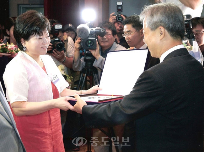 대전 컨츄리식품 이혜경 대표<사진 왼쪽>는 지난달 22일 국세청으로부터 아름다운 납세자 상을 받았다.
<br /> 