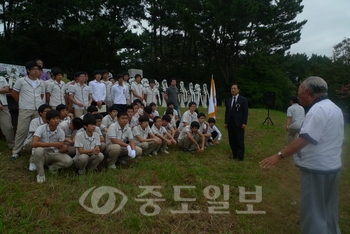 ▲ 조선공고 출신인 서천 '오열사' 묘역을 참배하며 나라사랑을 실천하고 있다. 