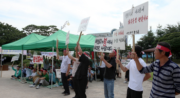 ▲ 23일 성연면 해성리 주민들을 비롯한 농업경영인들이 서산시청 앞 시민광장에서 집회를 갖고 제2지방산단내 화학공장 입주 백지화를 주장했다.