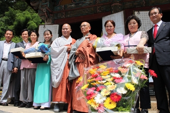 ▲ 농협 충남지역본부가 지난 25~28일 청양군 대치면 장곡사에서 '108산사 순례기도회'를 열고 다문화 가정 친정부모 인연맺기 행사를 가졌다. 