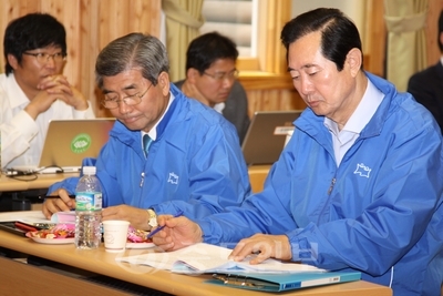 ▲ 자유선진당 변웅전<사진 오른쪽>대표와 김낙성 원내대표가 30일 오전 인천시 강화도 국회연수원에서 열린 '국회의원·최고위원 연찬회'에서 의원들의 이야기를 경청하고 있다. [사진제공=자유선진당]