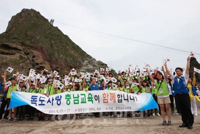 ▲ 충남교육청 '독도수호 나라사랑 탐방대'가 지난 달 26일 독도에서 일본의 독도 침탈 야욕을 규탄하는 독도수호 결의대회를 개최했다. 