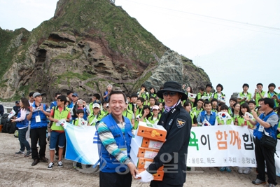 ▲ 김종성<사진 왼쪽>충남교육감이 독도 수비대 관계자에게 위문품을 전달하고 있다.