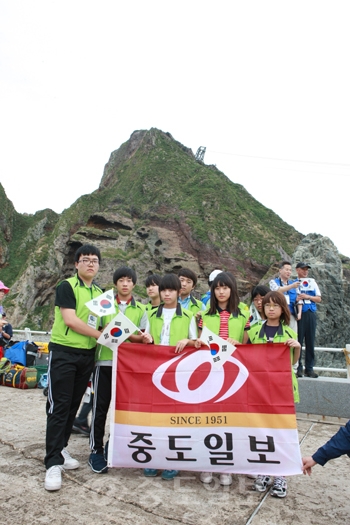 ▲ 충남교육청 독도수호 나라사랑 탐방대원들이 중도일보의 창간 60주년을 기념하며 사진 촬영을 하고 있다.